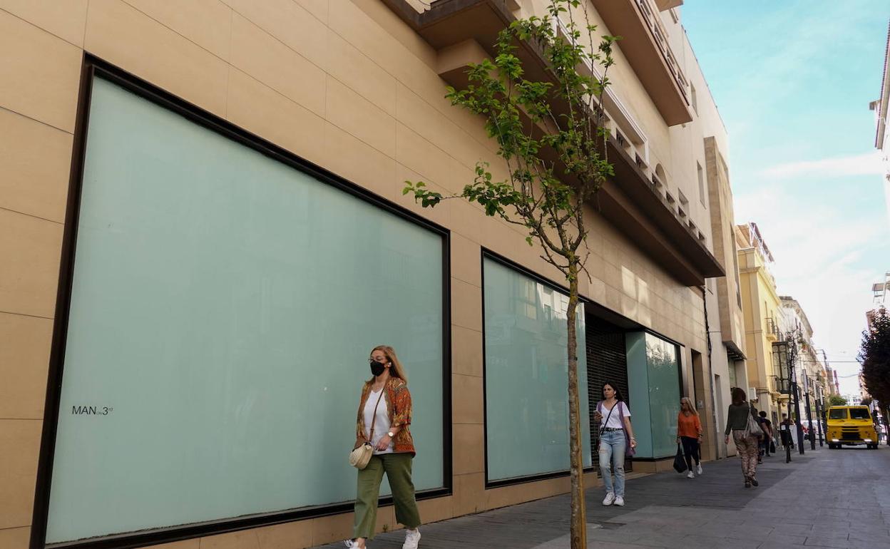 Fachada del antiguo Zara, que será remodelado para la perfumería. 