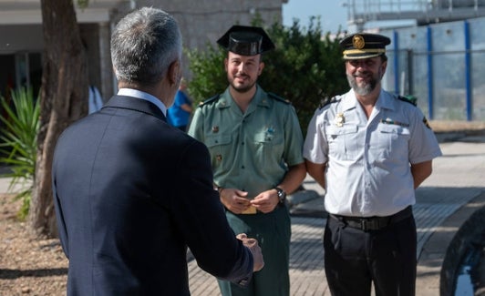Grande-Marlaska se despide del teniente Daniel y del inspector Bulnes.