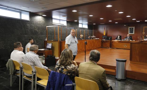 El alcalde de Rebollar, Félix Díaz, después de prestar declaración ante el tribunal.