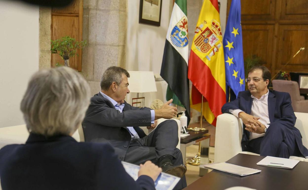 Fernández Vara, Carlos Bertomeu (Air Nostrum) y Leire Iglesias, consejera de Movilidad. 