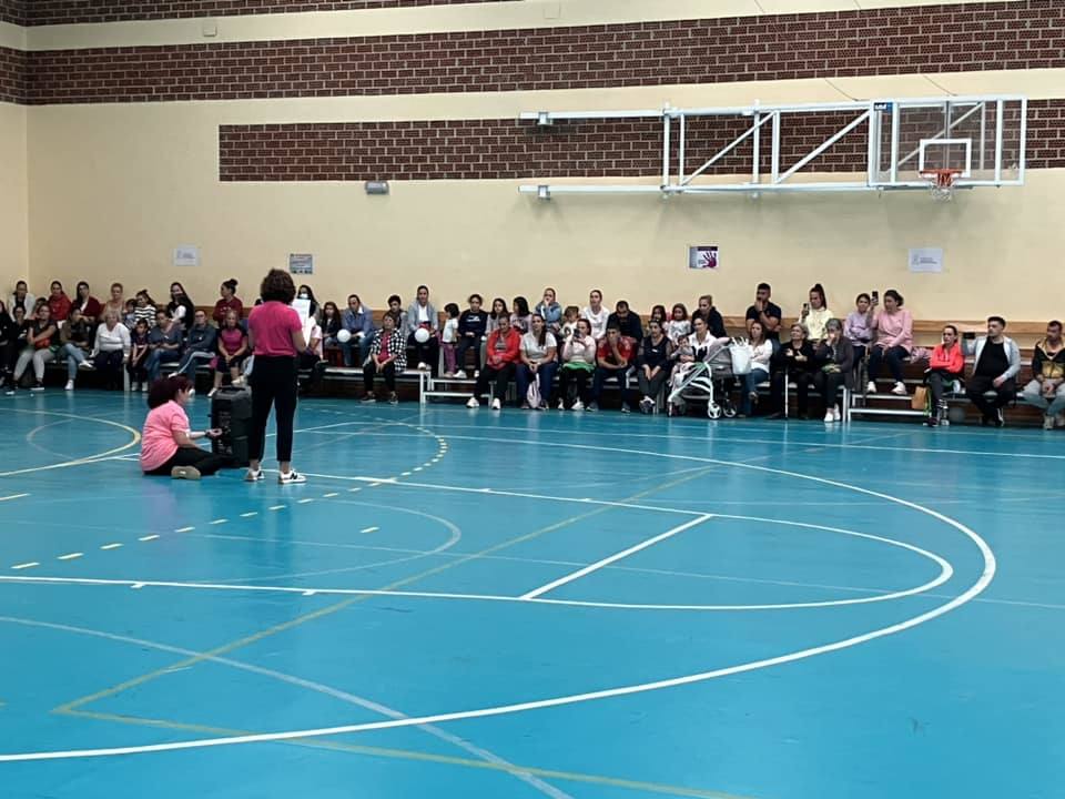 Imagen secundaria 1 - Arriba, los dos equipos participantes en los partidos benéficos. Abajo, Nazaret Piñana se dirige a los asistentes con el manifiesto contra el cáncer de mama. 