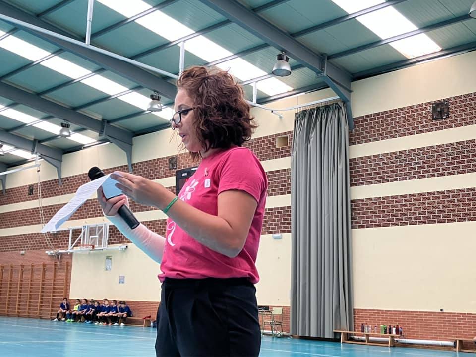 Imagen secundaria 2 - Arriba, los dos equipos participantes en los partidos benéficos. Abajo, Nazaret Piñana se dirige a los asistentes con el manifiesto contra el cáncer de mama. 