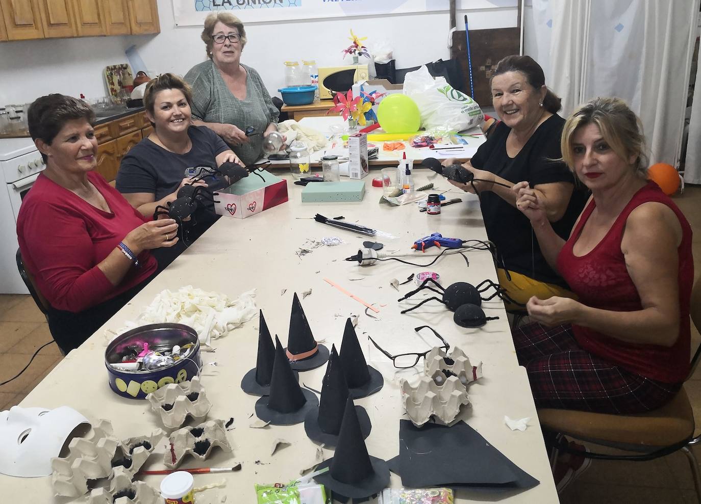 Miembros de la Asociación 'La Esperanza' confeccionan detalles para decorar la Noche de Ánimas. 