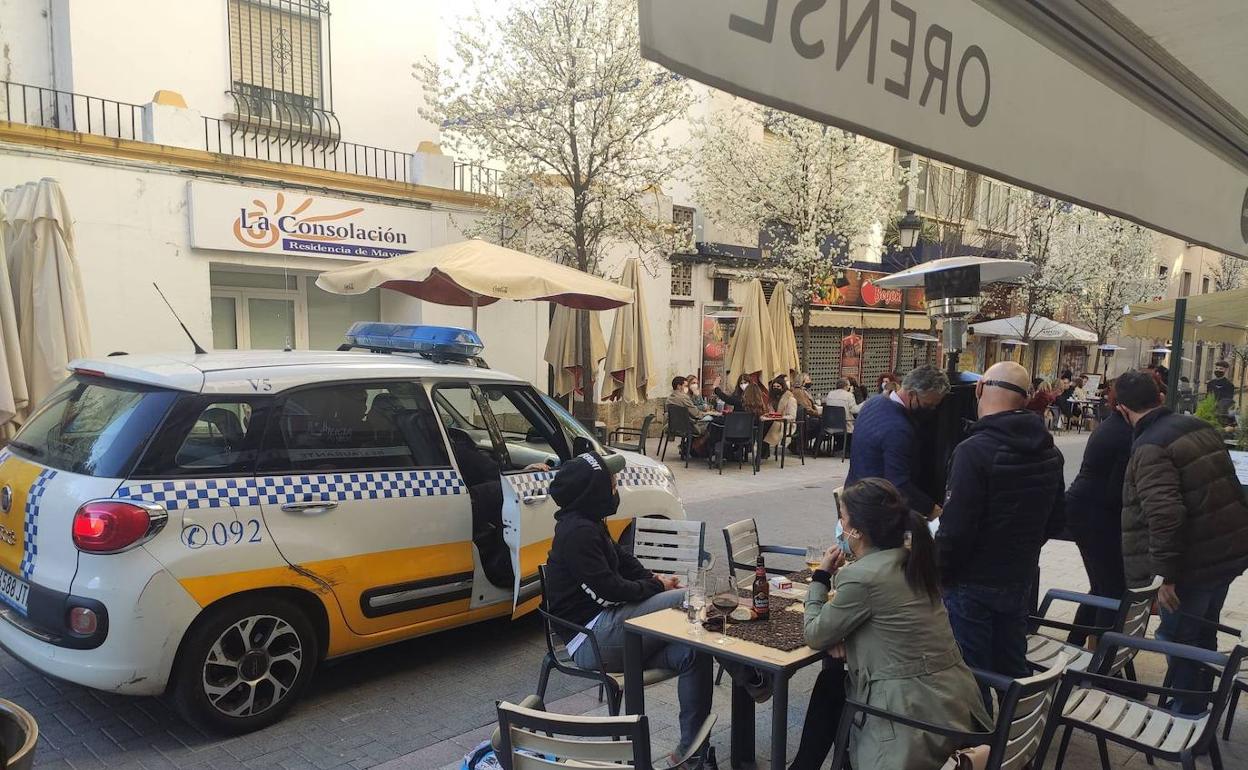 Una patrulla de la Policía Local durante un servicio en la capital cacereña. 