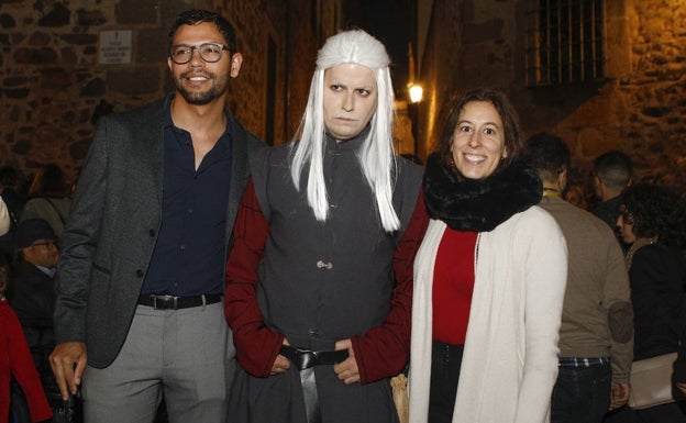 Dos visitantes se fotografían junto a un actor caracterizado como Daemon Targaryen. 