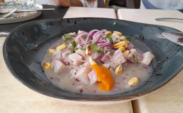 Imagen principal - Ceviche, bocadito de pastrami y sardinas.