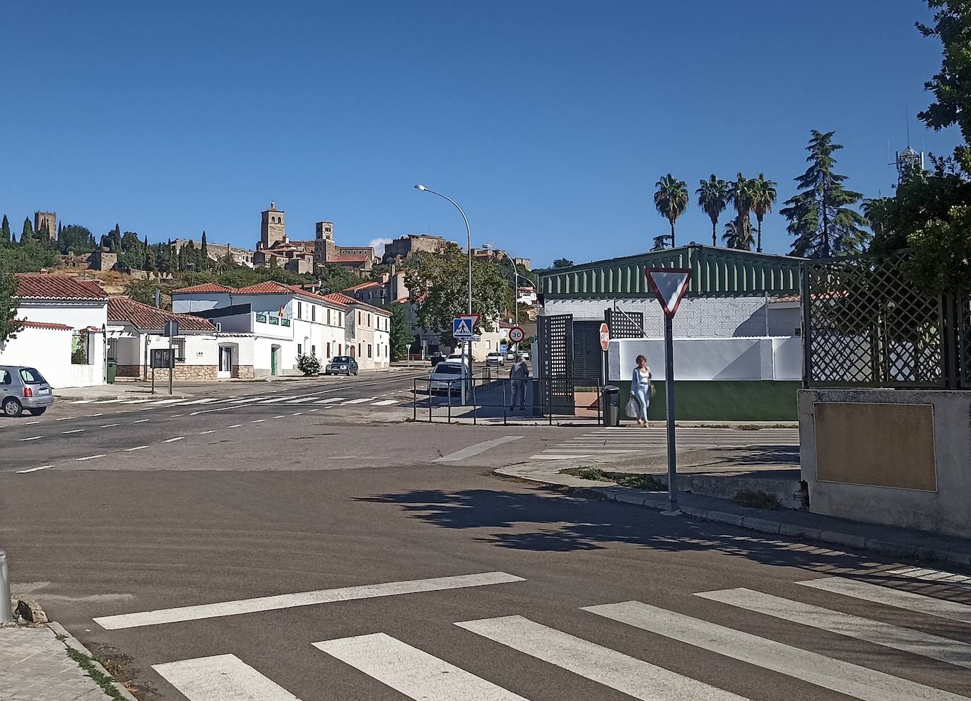 Entrando a Trujillo por el camino de La Cumbre.