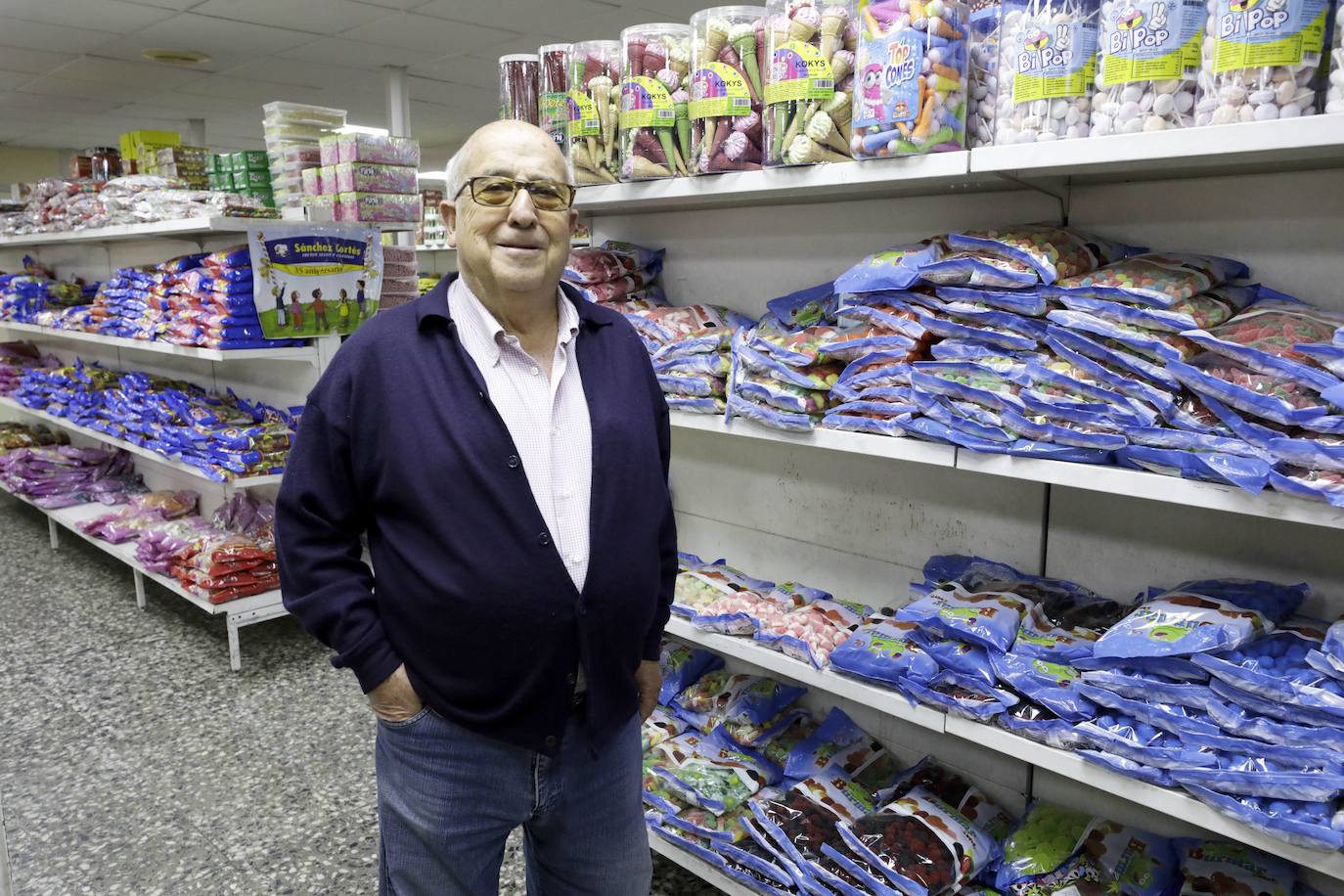 Ángel Sánchez Cortés (Cáceres, 1942) ha estado cincuenta años al frente de la empresa cacereña que ha llegado a tener 14 tiendas y 60 trabajadores.