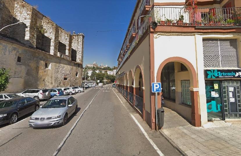 A la derecha está la Cafetería 'Los Arcos', en la avenida de Miajadas de Trujillo.