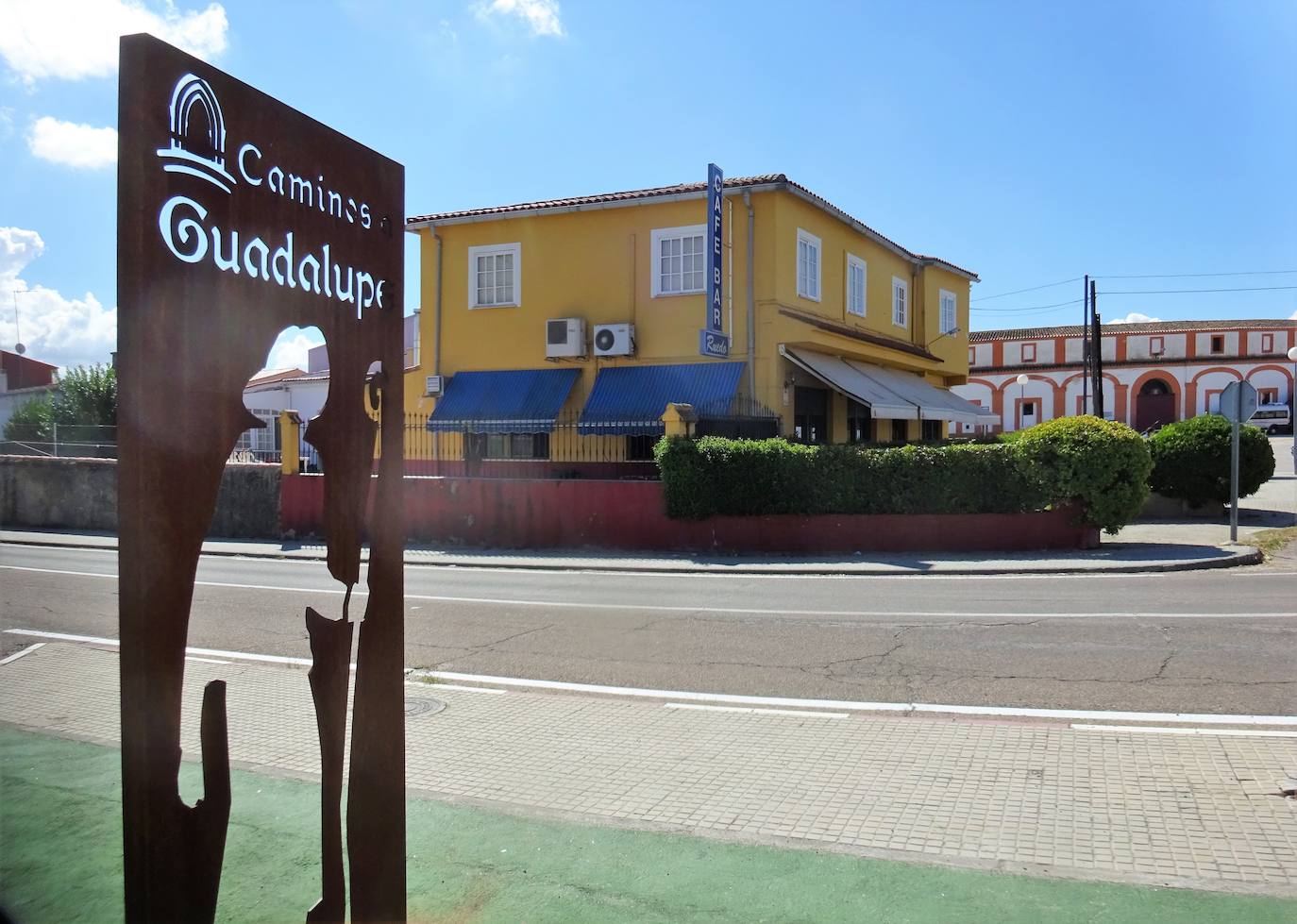 Señal del Camino de Guadalupe al salir de Trujillo.