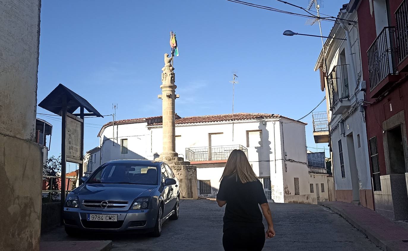 'La mona del Rollo' monumento del S XVI. Según la tradición los 'quintos' del pueblo renuevan cada año las banderas de España y Extremadura.