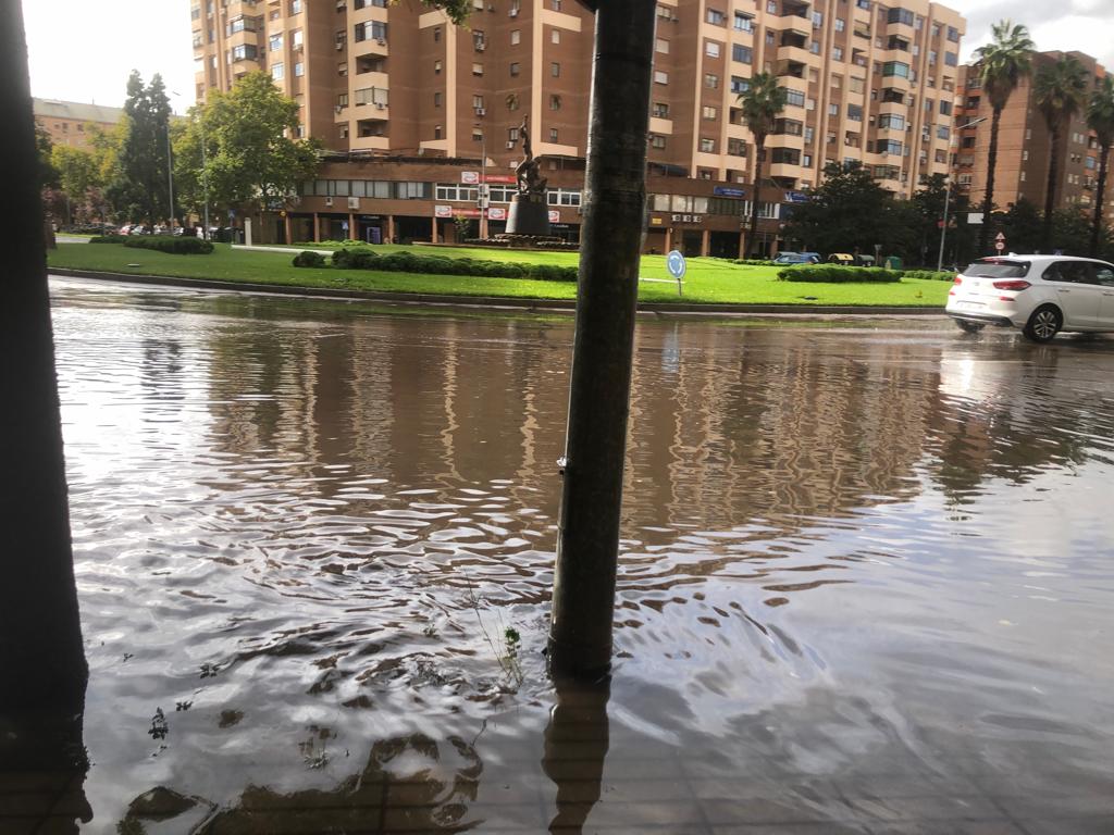 Balsa de agua en una rotonda en Sinforiano Madroñero