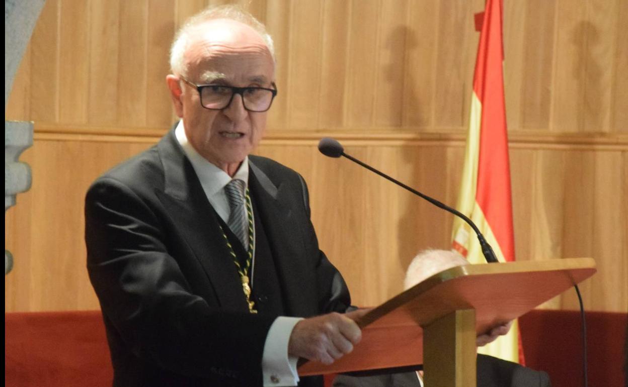 El nuevo académico de honor en su intervención