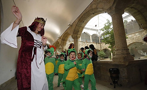 Desfile infantil de los niños del colegio La Asunción (Josefinas) vestidos de dragones. 