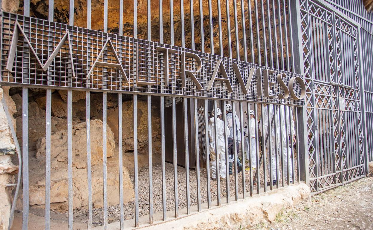 Entrada a la cueva de Maltravieso durante una visita organizada esta semana para medios de comunicación. 