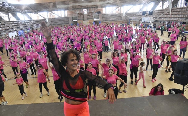 Uno de los momentos de la masterclass de zumba. 