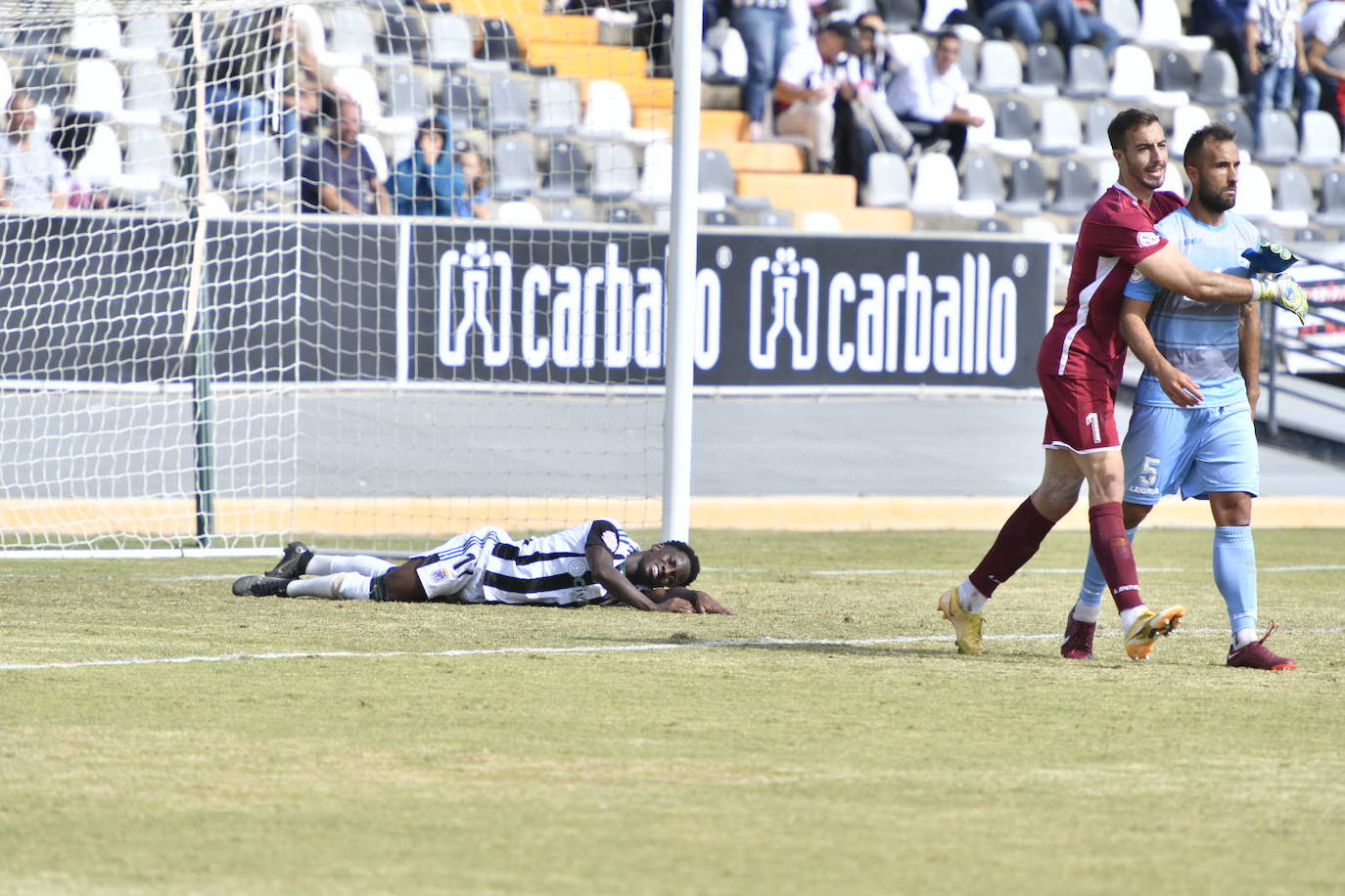 Fotos: Dura derrota del CD Badajoz en el Nuevo Vivero