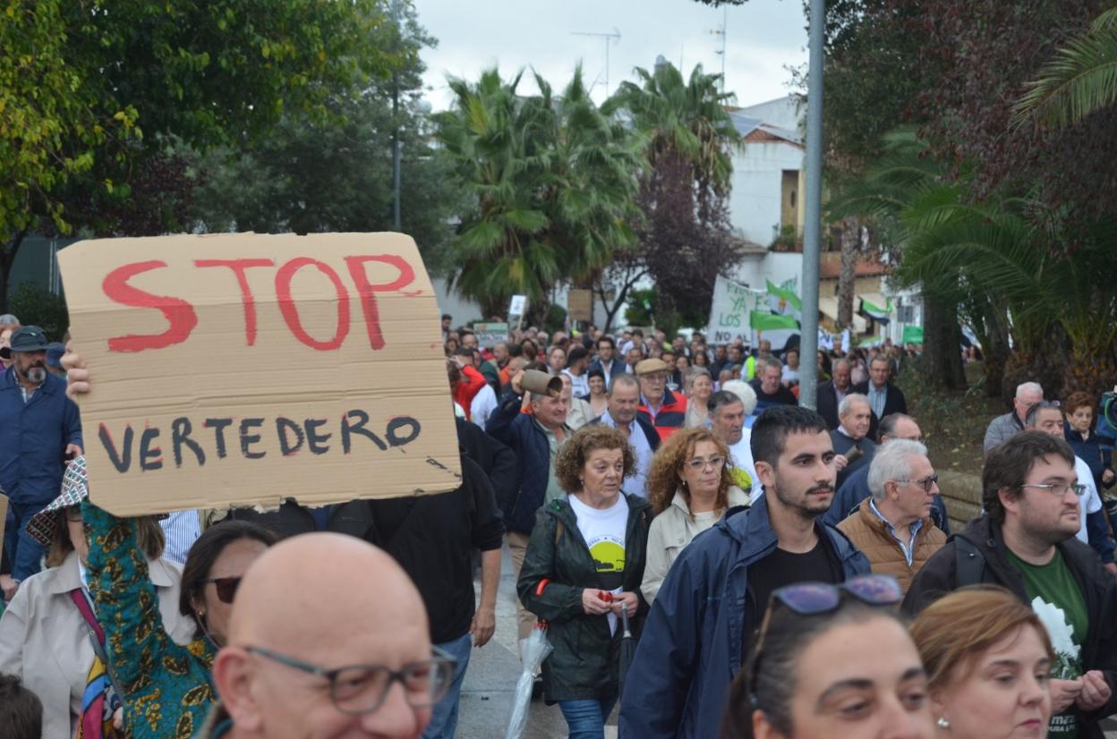 Más de dos mil vecinos se manifestaron ayer en contra de la instalación del macrovertedero en Salvatierra. 