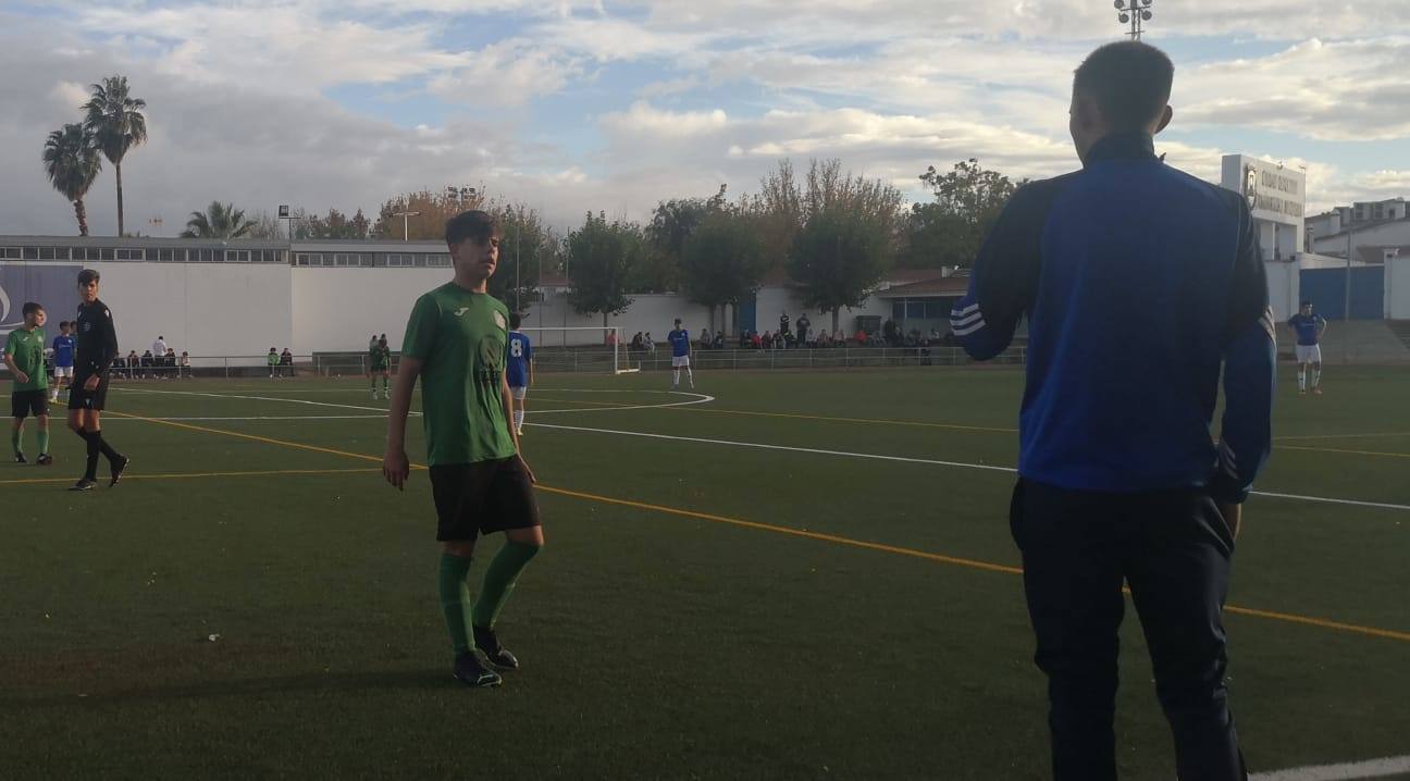 Samuel Pinilla atiende a las indicaciones del segundo entrenador. 