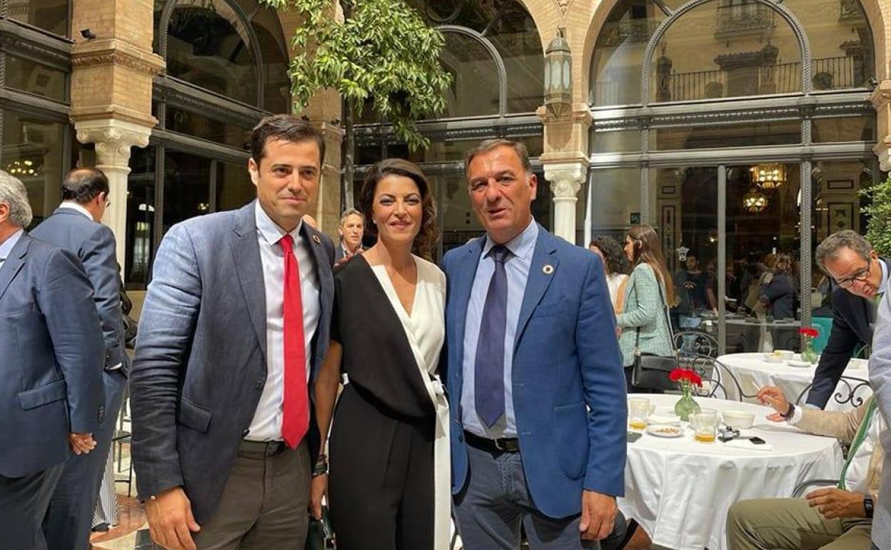 Alejandro Vélez, Macarena Olona y Juan Antonio Morales en Sevilla. 