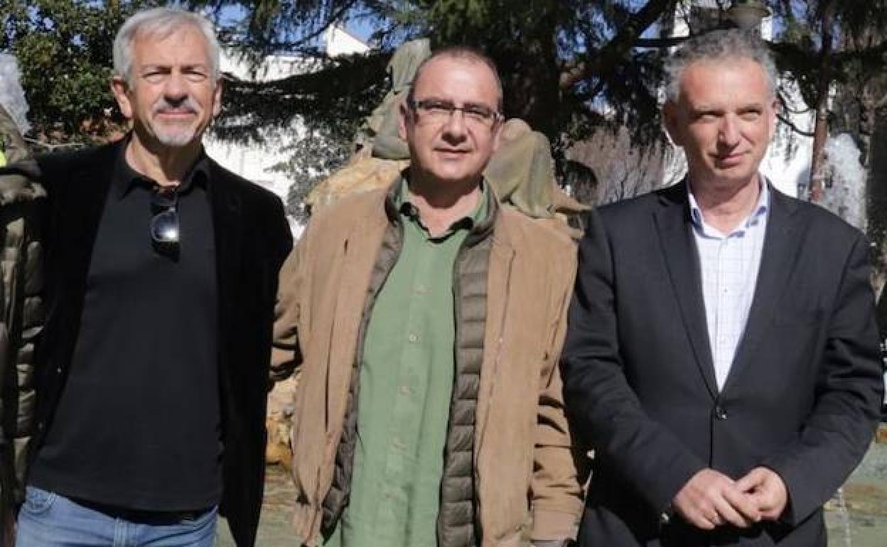 Carlos Sobera, junto a Juan Ignacio Gallardo, director de Marca, y José Luis Quintana. / 
