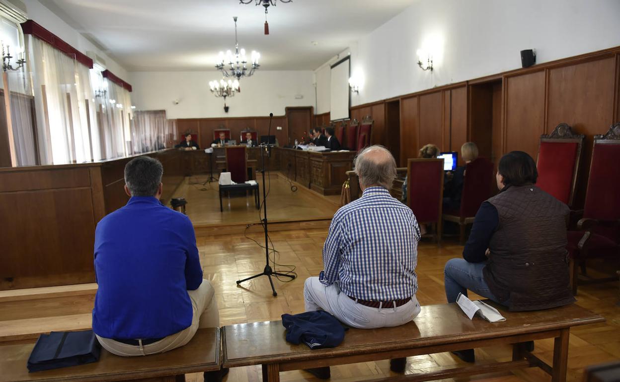 Manuel M.R. , Enrique O.G. y José Antonio D.M. en el banquillo de los acusados.