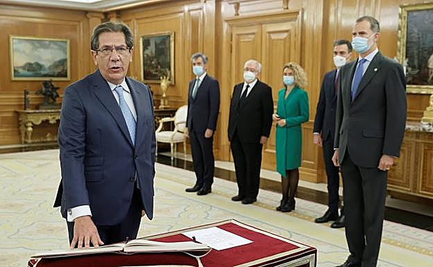 El magistrado del Tribunal Constitucional Enrique Arnaldo Alcubilla jura su cargo ante el Rey Felipe