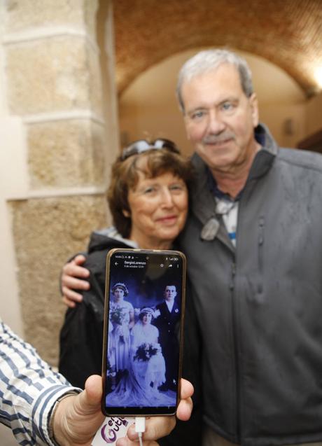 Imagen - Los hermanos Diana y David Guerra con la foto de su abuela Lorenza.