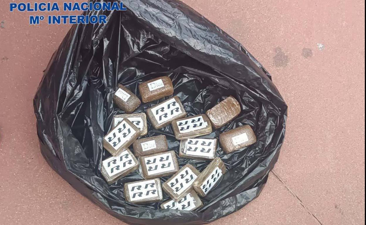 Detenido en Badajoz con heroína en el bolsillo y hachís en la rueda de repuesto de su vehículo