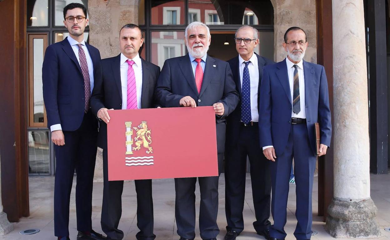 Los miembros de la comisión con la propuesta para bandera de Badajoz. 