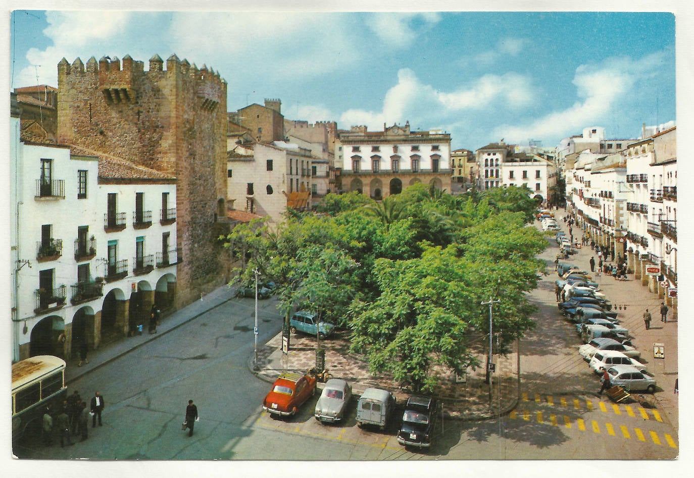 Imagen de la Plaza Mayor de Cáceres en los años 60. Cáceres era una ciudad con alrededor de 48.000 habitantes en donde llamó la atención el juicio por la muerte a golpes del niño cabrero.