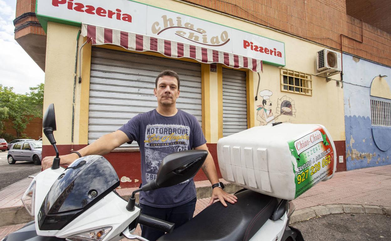 Angelo Maniscalco, de la pizzería Chiao Chiao, que ha dejado de repartir en una zona de Aldea Moret. 