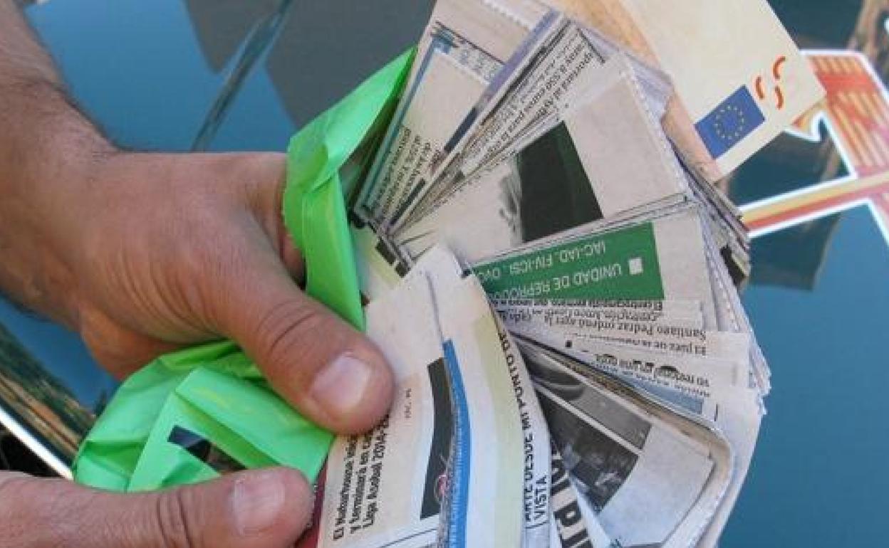 Le entregaron una bolsa con recortes de prensa. 