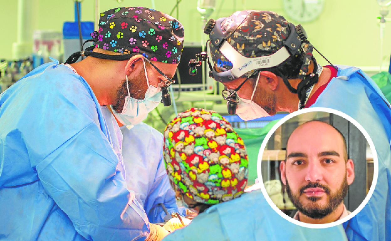 El cirujano de Torrejoncillo, a la izquierda, durante el trasplante de intestino de Emma. 