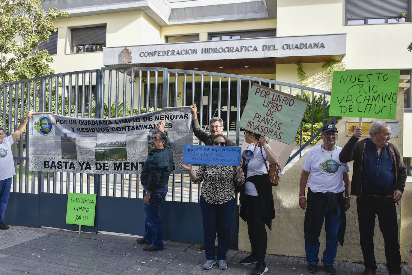Fotos: Medio millar de pacenses exigen que se acabe con el nenúfar en el Guadiana