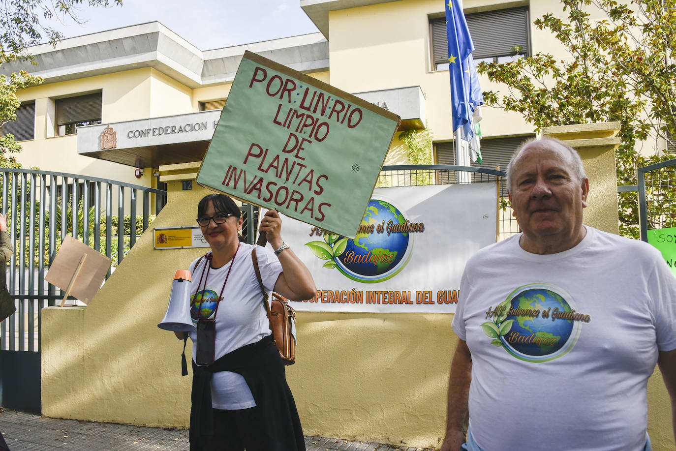 Fotos: Medio millar de pacenses exigen que se acabe con el nenúfar en el Guadiana