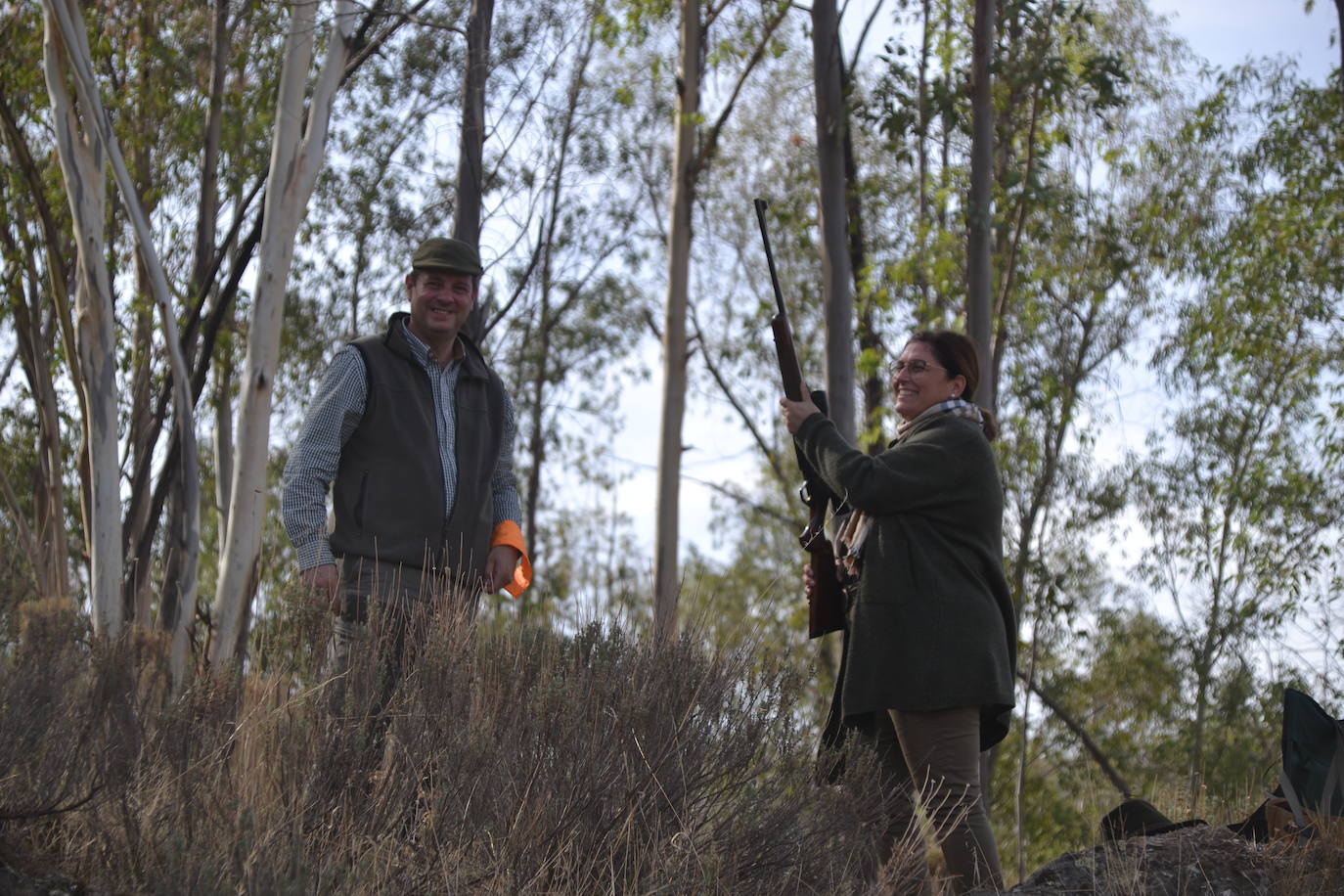 Pareja compartiendo un puesto.