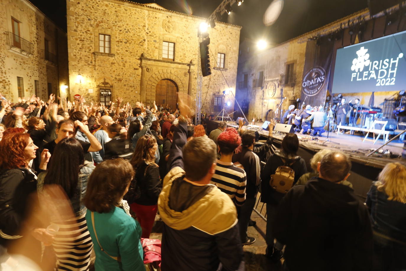 Imagen secundaria 1 - Ambiente en la plaza de Santa en la noche del sábado.