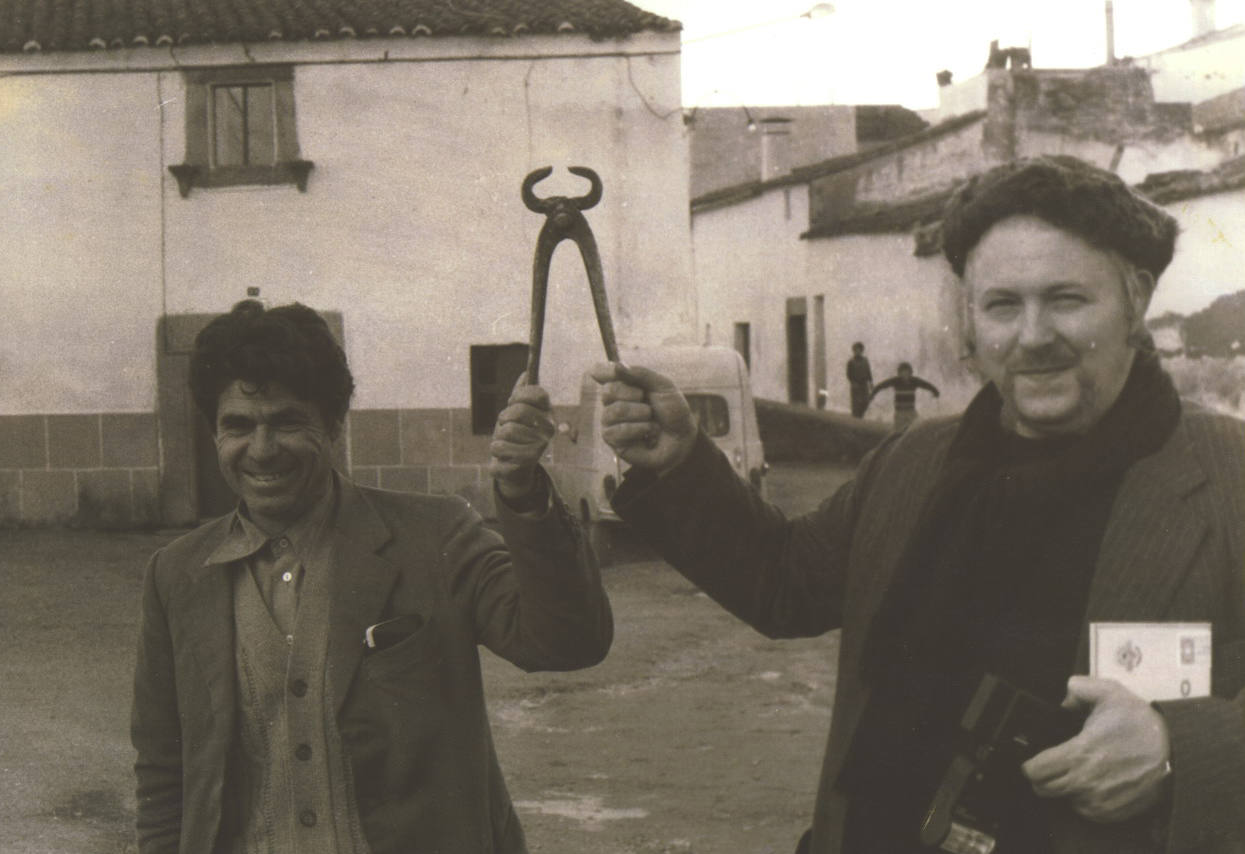 Con Miguel 'Carpa' –el carpintero que realizó en encofrado de VOAEX- y Wolf Vostell en una calle de Malpartida de Cáceres. 1979