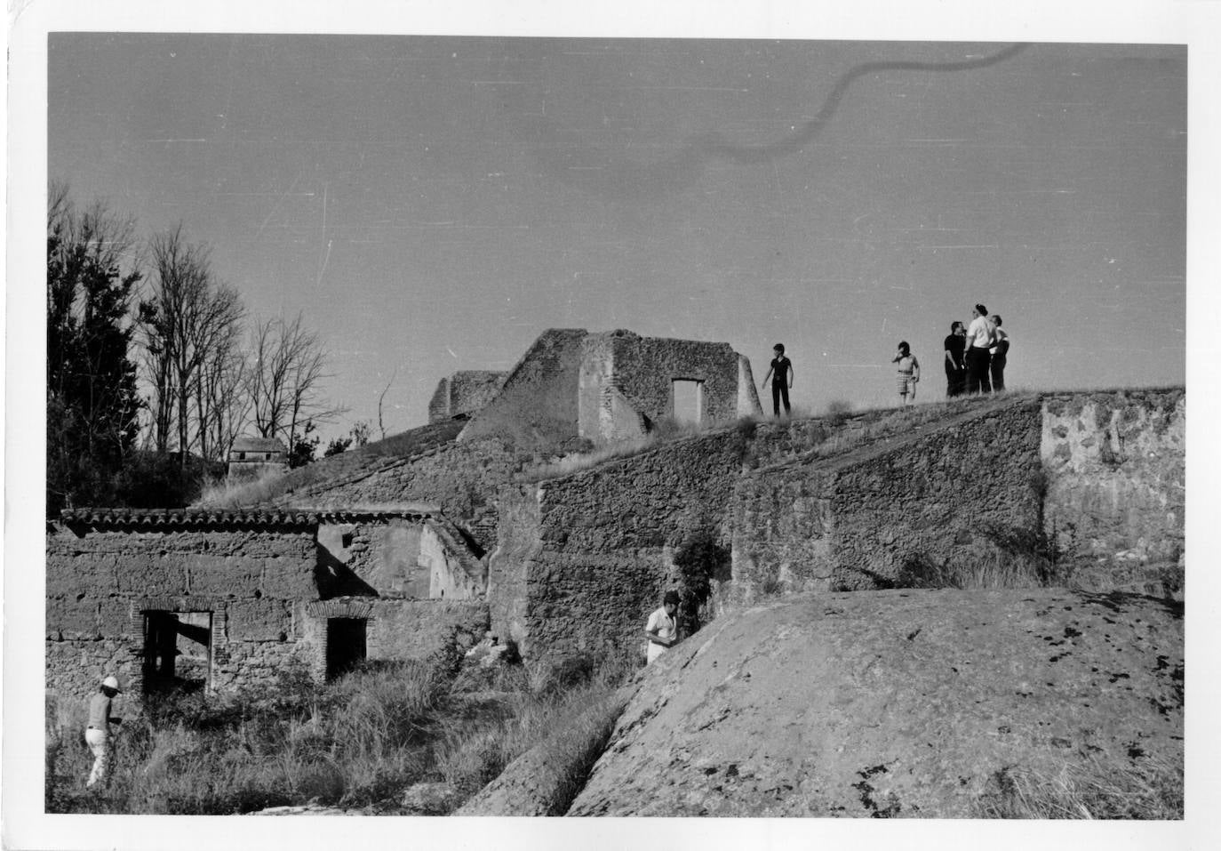 Wolf Vostell, Juan José Narbón y personal del Ayuntamiento de Malpartida de Cáceres durante una visita al Lavadero de Lanas de Los Barruecos. Julio 1976.