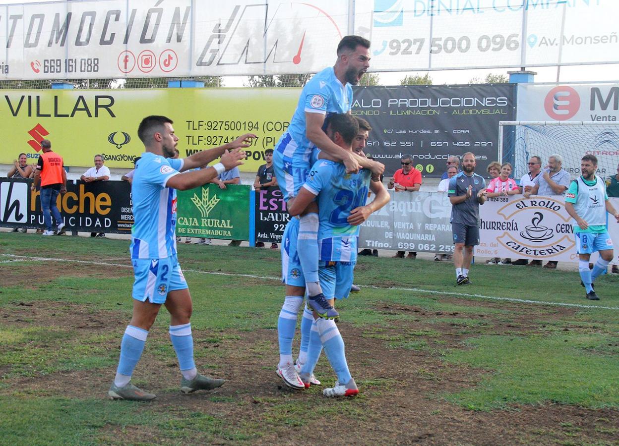 Asiel Mateo celebra un gol con sus compañeros. 