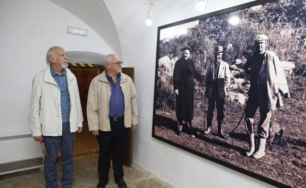 Fernando Agúndez y José Antonio Angúndez junto a una imagen del autor en el Museo Vostell-Malpartida. 