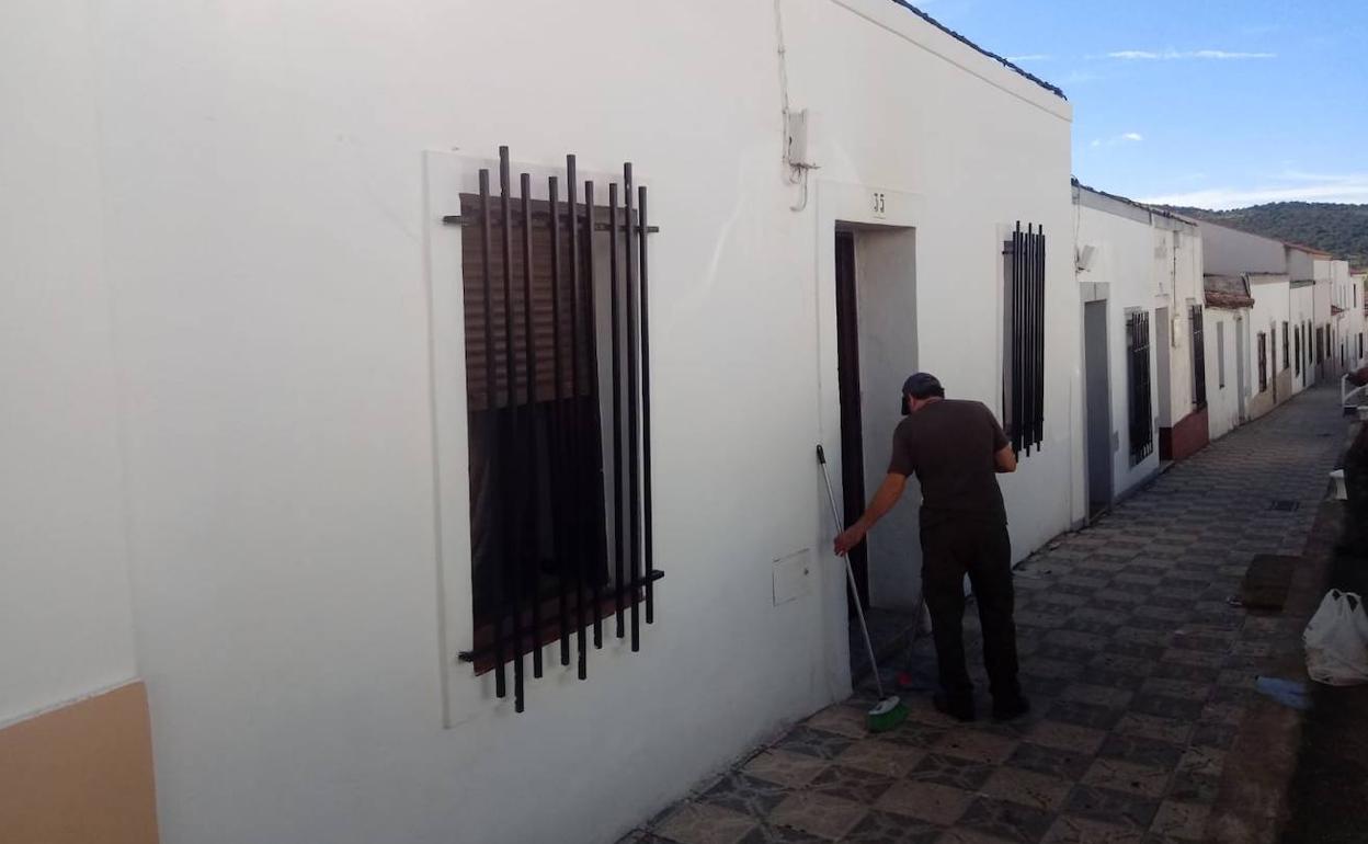 Vecinos y familiares acudieron enseguida a socorrer a las víctimas. 