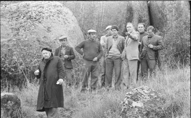 Wolf Vostell junto a vecinos del pueblo en los inicios de su proyecto en Malpartida, en el año 1974. / 