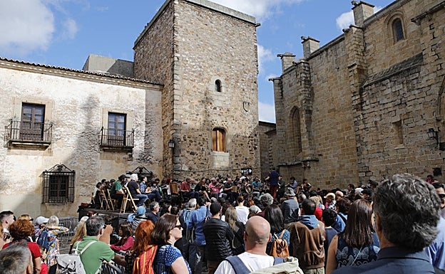 Sesión final del Irish Fleadh en la parte histórica de Cáceres. 