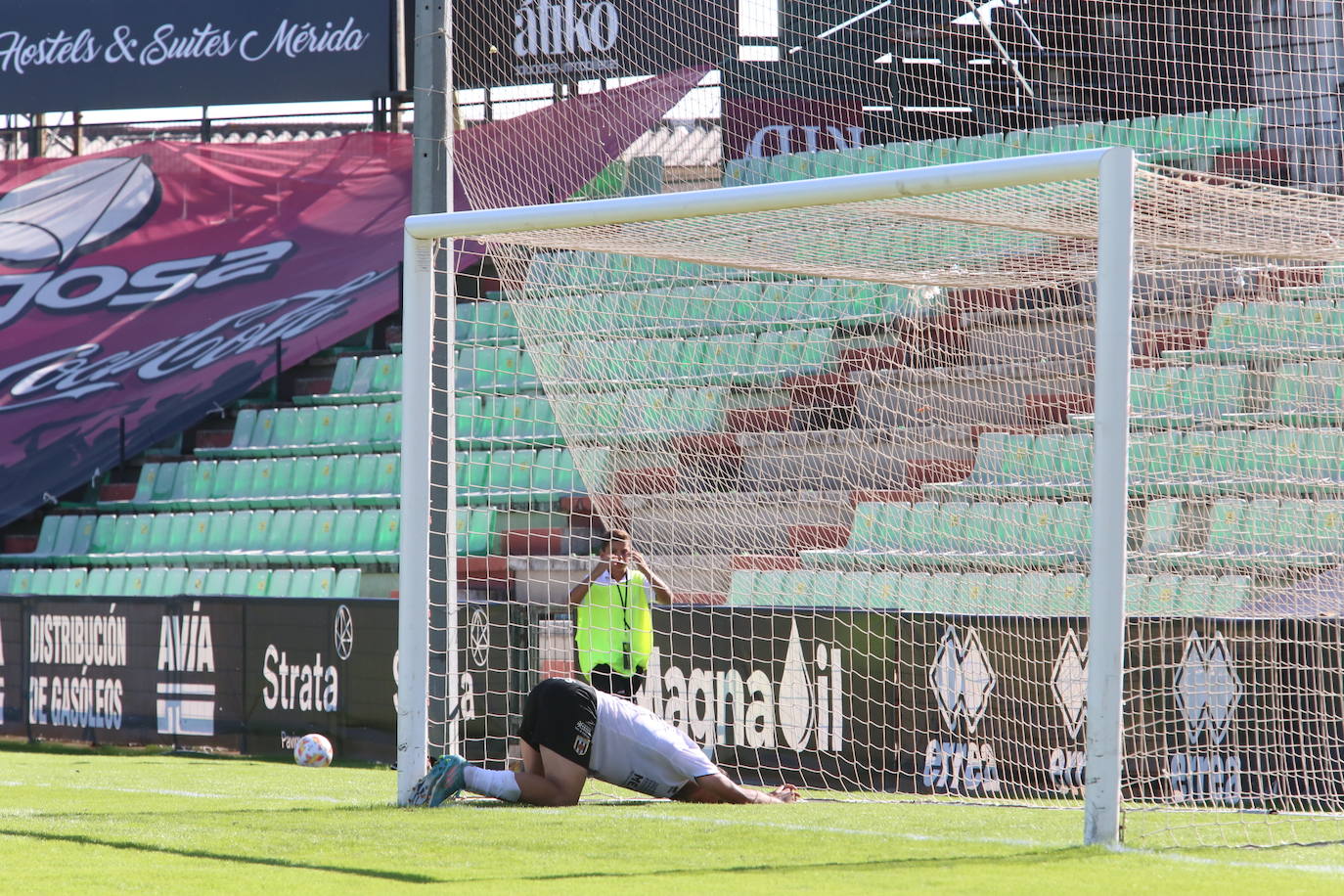 Fotos: El encuentro entre el Mérida y el Algeciras, en imágenes