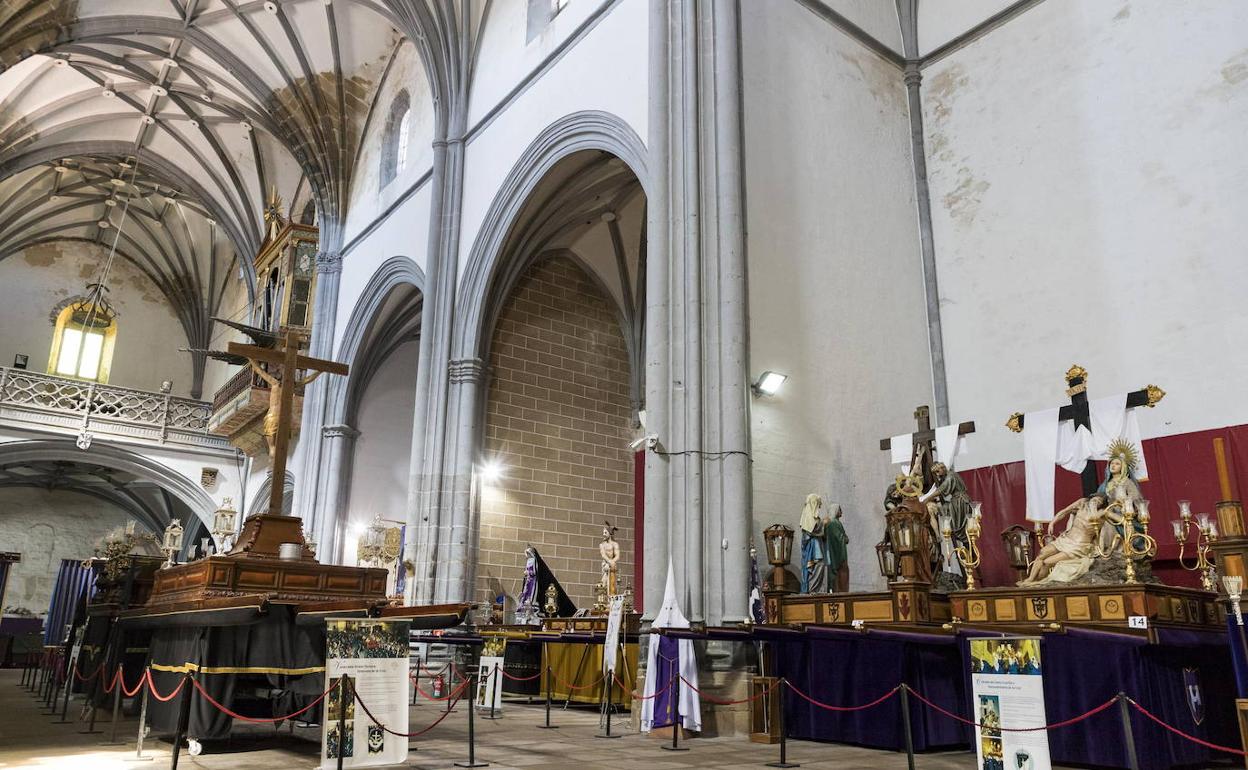 Exposición de pasos de Semana Santa en el templo cofrade de Santo Domingo. 