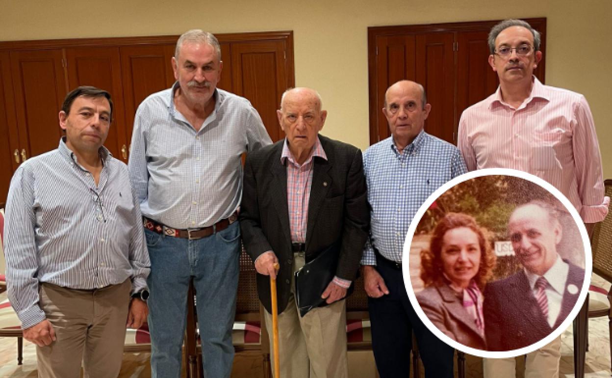 El general Carrero, en el centro, junto a los cuatro integrantes del patronato de la fundación el pasado 11 de octubre cuando se firmó el acta notarial de creación de la entidad. En la imagen del círculo, el general junto a su esposa, quien da nombre a la fundación. 