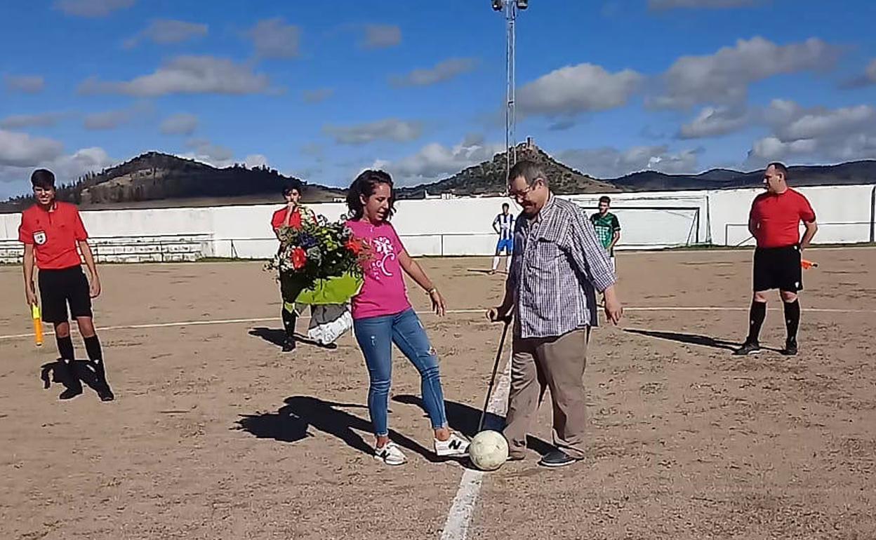 Momento en que Nazaret Piñana y César Periáñez hicieron el saque de honor. 