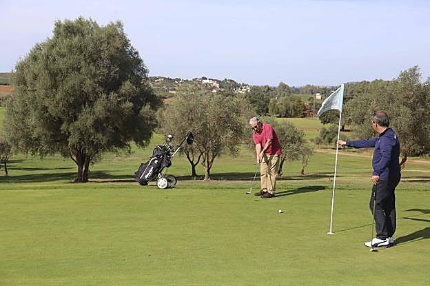 Un golfista entrenando ayer en Don Tello, que tiene ahora 9 hoyos y pasará a 18. 